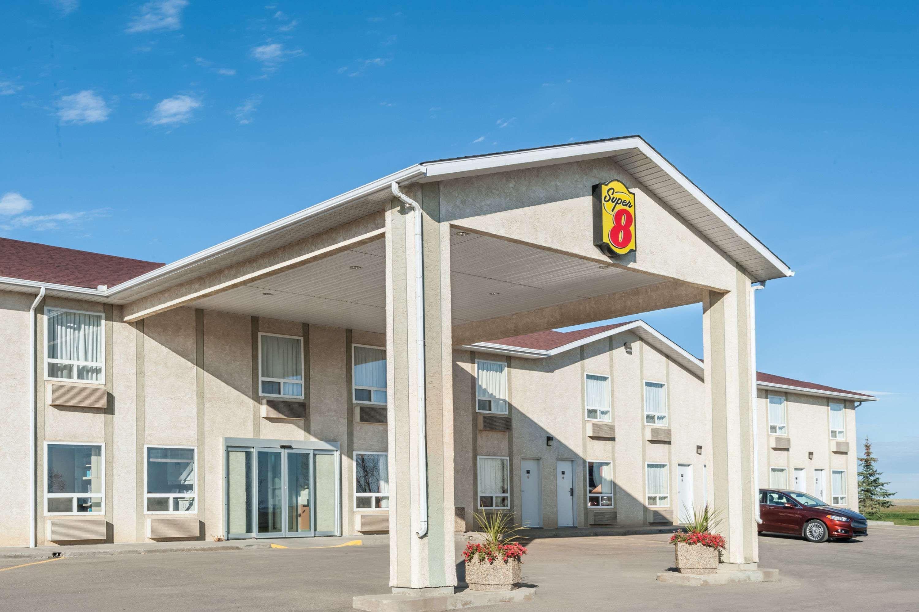 Super 8 By Wyndham Three Hills Ab Hotel Exterior foto